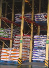 飼料行業成品庫堆垛和貨架塑料托盤